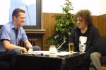 Robert Smith steht Michael Schuh Rede und Antwort, Interview vom 13.07. 2002 | © LAUT AG (Fotograf: Martin Mengele)