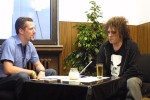 Robert Smith steht Michael Schuh Rede und Antwort, Interview vom 13.07. 2002 | © LAUT AG (Fotograf: Martin Mengele)