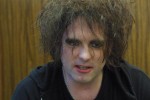Robert Smith steht Michael Schuh Rede und Antwort, Interview vom 13.07. 2002 | © LAUT AG (Fotograf: Martin Mengele)