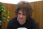Robert Smith steht Michael Schuh Rede und Antwort, Interview vom 13.07. 2002 | © LAUT AG (Fotograf: Martin Mengele)