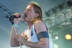 Man munkelt, dass sich neben wilden Tanzattacken auch so mancher Lachanfall im Publikum abspielte., Southside 2003 | © LAUT AG (Fotograf: Martin Mengele)