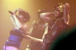 Powerfrau Peaches rockt sich die Klamotten vom Leib. Wahnsinn., Live am 24.9.03 in Köln | © LAUT AG (Fotograf: Martin Mengele)