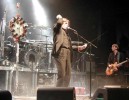 Der Rumpelkammer auf der Bühne entlockten Blixa Bargeld und seine Kollegen mitreißende Töne., Einstürzende Neubauten im Stuttgarter Theaterhaus am 11.3.2004 | © LAUT AG (Fotograf: Giuliano Benassi)