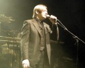 Der Rumpelkammer auf der Bühne entlockten Blixa Bargeld und seine Kollegen mitreißende Töne., Einstürzende Neubauten im Stuttgarter Theaterhaus am 11.3.2004 | © LAUT AG (Fotograf: Giuliano Benassi)