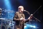 Der Rumpelkammer auf der Bühne entlockten Blixa Bargeld und seine Kollegen mitreißende Töne., Einstürzende Neubauten im Stuttgarter Theaterhaus am 11.3.2004 | © LAUT AG (Fotograf: Giuliano Benassi)