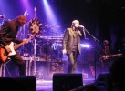 Der Rumpelkammer auf der Bühne entlockten Blixa Bargeld und seine Kollegen mitreißende Töne., Einstürzende Neubauten im Stuttgarter Theaterhaus am 11.3.2004 | © LAUT AG (Fotograf: Giuliano Benassi)