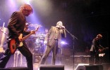 Der Rumpelkammer auf der Bühne entlockten Blixa Bargeld und seine Kollegen mitreißende Töne., Einstürzende Neubauten im Stuttgarter Theaterhaus am 11.3.2004 | © LAUT AG (Fotograf: Giuliano Benassi)