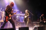 Der Rumpelkammer auf der Bühne entlockten Blixa Bargeld und seine Kollegen mitreißende Töne., Einstürzende Neubauten im Stuttgarter Theaterhaus am 11.3.2004 | © LAUT AG (Fotograf: Giuliano Benassi)