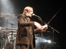 Der Rumpelkammer auf der Bühne entlockten Blixa Bargeld und seine Kollegen mitreißende Töne., Einstürzende Neubauten im Stuttgarter Theaterhaus am 11.3.2004 | © LAUT AG (Fotograf: Giuliano Benassi)