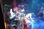 Das New Yorker Power-Trio punkrockt das Kölner Stollwerck. Gesehen im April 2004., Bierfontänen und Rock'n'Roll! | © LAUT AG (Fotograf: Martin Mengele)