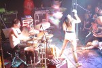 Das New Yorker Power-Trio punkrockt das Kölner Stollwerck. Gesehen im April 2004., Bierfontänen und Rock'n'Roll! | © LAUT AG (Fotograf: Martin Mengele)