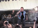 Illdisposed rocken schon beinahe zu cool, dafür aber mit beknackten deutschen Ansagen., Rock Hard Festival 2004 | © LAUT AG (Fotograf: Michael Edele)