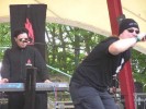 Eine weiter Elektro-Band, die live und bei Tageslicht etwas verloren wirkt: [:SITD:], Zillo 2004 | © LAUT AG (Fotograf: Michael Edele)
