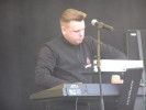 Eine weiter Elektro-Band, die live und bei Tageslicht etwas verloren wirkt: [:SITD:], Zillo 2004 | © LAUT AG (Fotograf: Michael Edele)