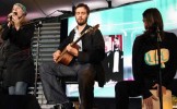 Guten Tag, das ist die Affirmation: Reklame-Helden auf der CeBIT 2005., Trällern für die Telekom | © laut.de (Fotograf: Florian Schade)