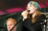 Guten Tag, das ist die Affirmation: Reklame-Helden auf der CeBIT 2005., Trällern für die Telekom | © laut.de (Fotograf: Florian Schade)