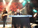 Auch wenn Jon Oliva als Sänger/Komponist immer noch groß ist, so sollte er vielleicht weniger saufen., Rock Hard Festival | © LAUT AG (Fotograf: Michael Edele)