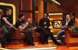 Im 30. Jahr ihrer Karriere besuchten U2 zum ersten Mal ein deutsches TV-Studio., U2 auf Raabs Sofa | © Brainpool (Fotograf: )