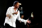 Eben noch bei Gottschalks "Wetten, dass ...?", nun schon wieder allein auf der Bühne: Lionel Richie., Live in Köln 2007 | © laut.de (Fotograf: Peter Wafzig)