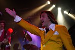 DTK vor feiernden Fans in einem Zelt nahe dem Konstanzer Hafen. Idyllisch und passend., Opener des Zeltfestival Konstanz | © laut.de (Fotograf: Florian Schade)