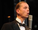 Trotz Publikum mit Stock im Hintern wieder grandios: Max Raabe., Live In Salem | © laut.de (Fotograf: Alexander Cordas)