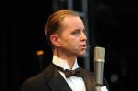 Trotz Publikum mit Stock im Hintern wieder grandios: Max Raabe., Live In Salem | © laut.de (Fotograf: Alexander Cordas)