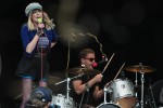 Das Duo punktete beim Festivalpublikum mit einer abgelesenen Begrüßung auf Deutsch., Ting Tings Southside 2009 | © laut.de (Fotograf: Florian Schade)