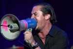 "Reunited and it feels so good reunited 'cause we understood there's one perfect fit And, sugar, this one is it. We both are so excited 'Cause we're reunited, hey, hey ...", Faith No More Headliner beim Southside 2009 | © laut.de (Fotograf: Florian Schade)