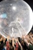 Sänger Wayne Coyne schwebt über das Publikum., Live in St. Gallen | © (Fotograf: Michael Matter)