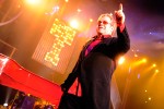 Elton und sein rotes Piano begeistern 8000 Zuschauer in Düsseldorf., Live in Düsseldorf 2009 | © laut.de (Fotograf: Peter Wafzig)