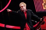 Elton und sein rotes Piano begeistern 8000 Zuschauer in Düsseldorf., Live in Düsseldorf 2009 | © laut.de (Fotograf: Peter Wafzig)