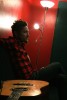John Butler, fotografiert am Rande beim Interview 2010., John Butler rauft sich die Haare | © laut.de (Fotograf: Yvonne Kramer)