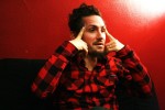 John Butler, fotografiert am Rande beim Interview 2010., John Butler rauft sich die Haare | © laut.de (Fotograf: Yvonne Kramer)