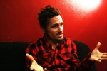 John Butler, fotografiert am Rande beim Interview 2010., John Butler rauft sich die Haare | © laut.de (Fotograf: Yvonne Kramer)