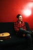 John Butler, fotografiert am Rande beim Interview 2010., John Butler rauft sich die Haare | © laut.de (Fotograf: Yvonne Kramer)