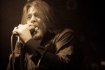 In dem verschwitzten Stuttgarter Club drängen sich die Menschen bis ins Freie hinaus., Garcia plays Kyuss in der Röhre, 2010. | © laut.de (Fotograf: Florian Schade)