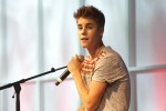Justin Bieber unplugged am Frankfurter Flughafen., Frankfurt, 2012 | © laut.de (Fotograf: Michael Grein)