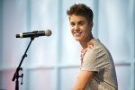 Justin Bieber unplugged am Frankfurter Flughafen., Frankfurt, 2012 | © laut.de (Fotograf: Michael Grein)