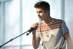 Justin Bieber unplugged am Frankfurter Flughafen., Frankfurt, 2012 | © laut.de (Fotograf: Michael Grein)
