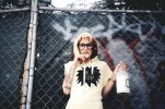 Mit Ghetto-Klunker und Nerdbrille., Pressefotos, 2012 | © Columbia (Fotograf: Joshua Ferria)