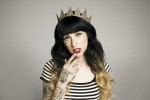 Mit Ghetto-Klunker und Nerdbrille., Pressefotos, 2012 | © Columbia (Fotograf: Brooke Nipar)