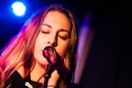 Scarlett Johansson und Haim, | © laut.de (Fotograf: Peter Wafzig)