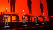 Kraftwerk zu Gast in Mies Van der Rohes Glaskasterl., Neue Nationalgalerie Berlin, 2015 | © laut.de (Fotograf: Alexander Cordas)