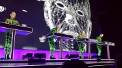 Kraftwerk zu Gast in Mies Van der Rohes Glaskasterl., Neue Nationalgalerie Berlin, 2015 | © laut.de (Fotograf: Alexander Cordas)