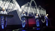 Kraftwerk zu Gast in Mies Van der Rohes Glaskasterl., Neue Nationalgalerie Berlin, 2015 | © laut.de (Fotograf: Alexander Cordas)