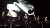 Kraftwerk zu Gast in Mies Van der Rohes Glaskasterl., Neue Nationalgalerie Berlin, 2015 | © laut.de (Fotograf: Alexander Cordas)