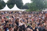 Gisbert zu Knyphausen nutzt das elterliche Weingut im Rheingau jährlich als Festivalgelände., Heimspiel Knyphausen, 2016 | © laut.de (Fotograf: Simon Langemann)