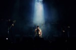 Die Belgier zelebrieren ihre "Mass VI"-Releaseshow – mit Kunstausstellung und Körperritual., Brüssel, Ancienne Belgique, 2017 | © laut.de (Fotograf: Alex Klug)