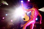 Die Engländer halten mit "Pinewood Smile" die Glam-Fahne hoch., Berlin, Columbia Theater, 2017 | © laut.de (Fotograf: Manuel Berger)