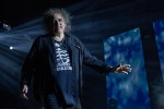 Gut gelaunt auf Europa-Tour: Robert Smith und Band spielen ein mit Hits und Fanfavs gespicktes Set., Berlin, Mercedes-Benz Arena, 2022 | © laut.de (Fotograf: Chris Springer)